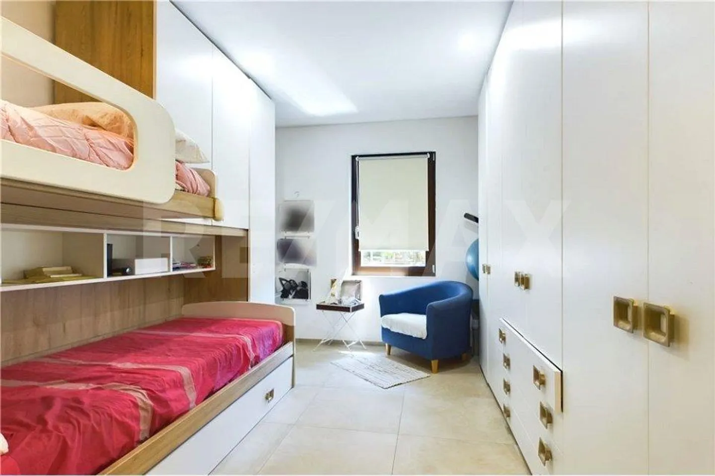 Spacious 4-room apartment in a residence with courtyard and garden - Photo 4 of 10