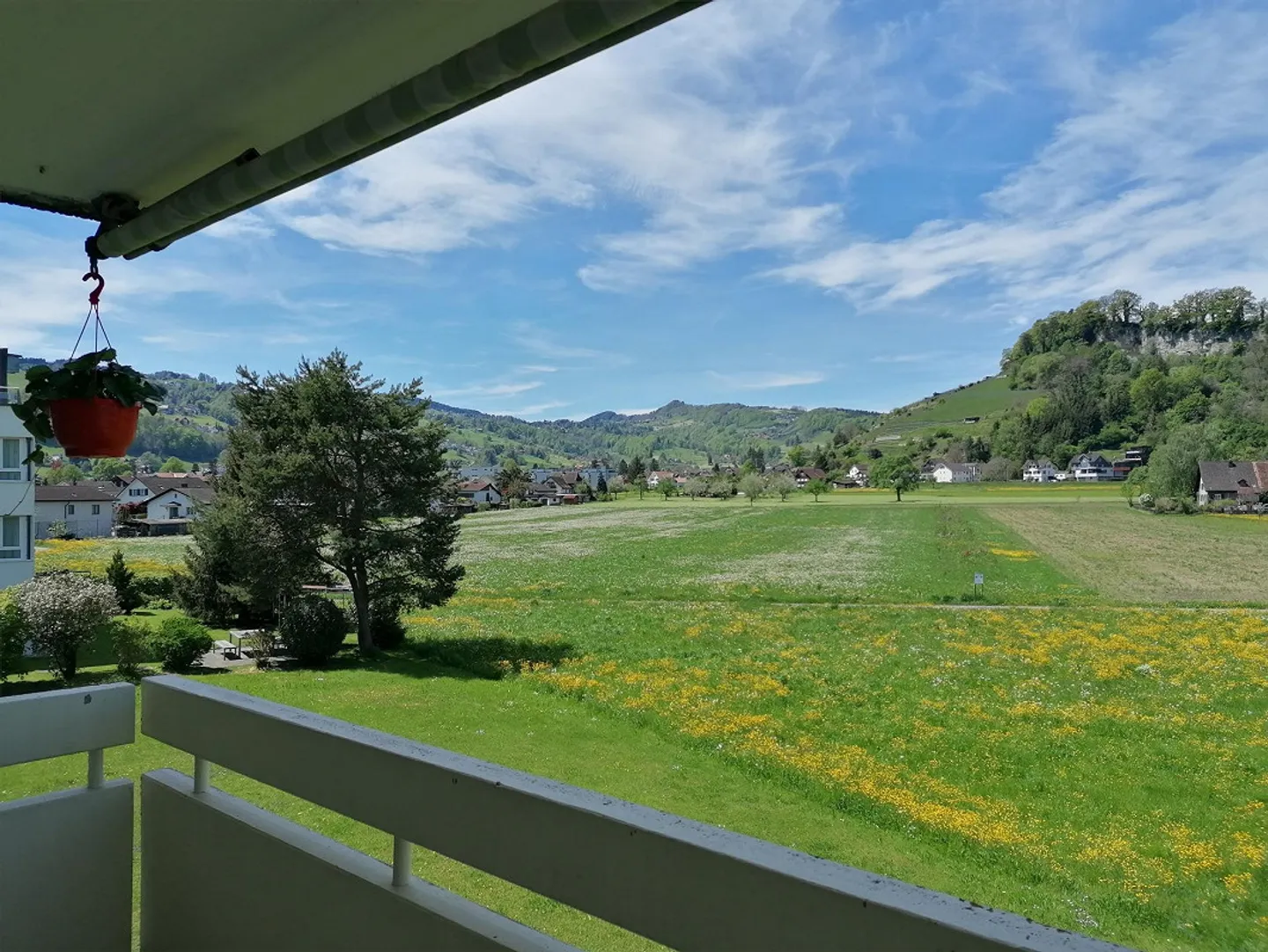 Charming 3.5 Room Apartment in a Quiet Location with Beautiful View - Photo 3 of 3