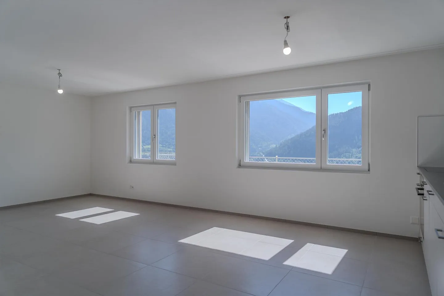 2.5-Room Apartment with Panoramic View - Photo 3 of 15