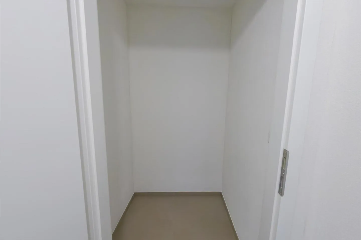 2.5-Room Apartment with Panoramic View - Photo 9 of 15