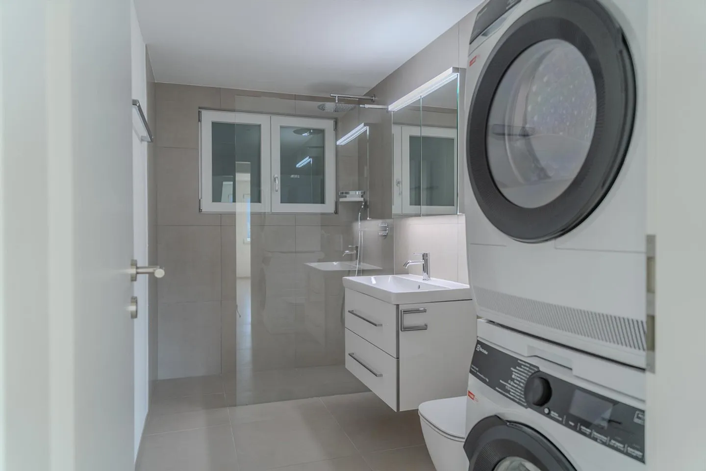 2.5-Room Apartment with Panoramic View - Photo 10 of 15