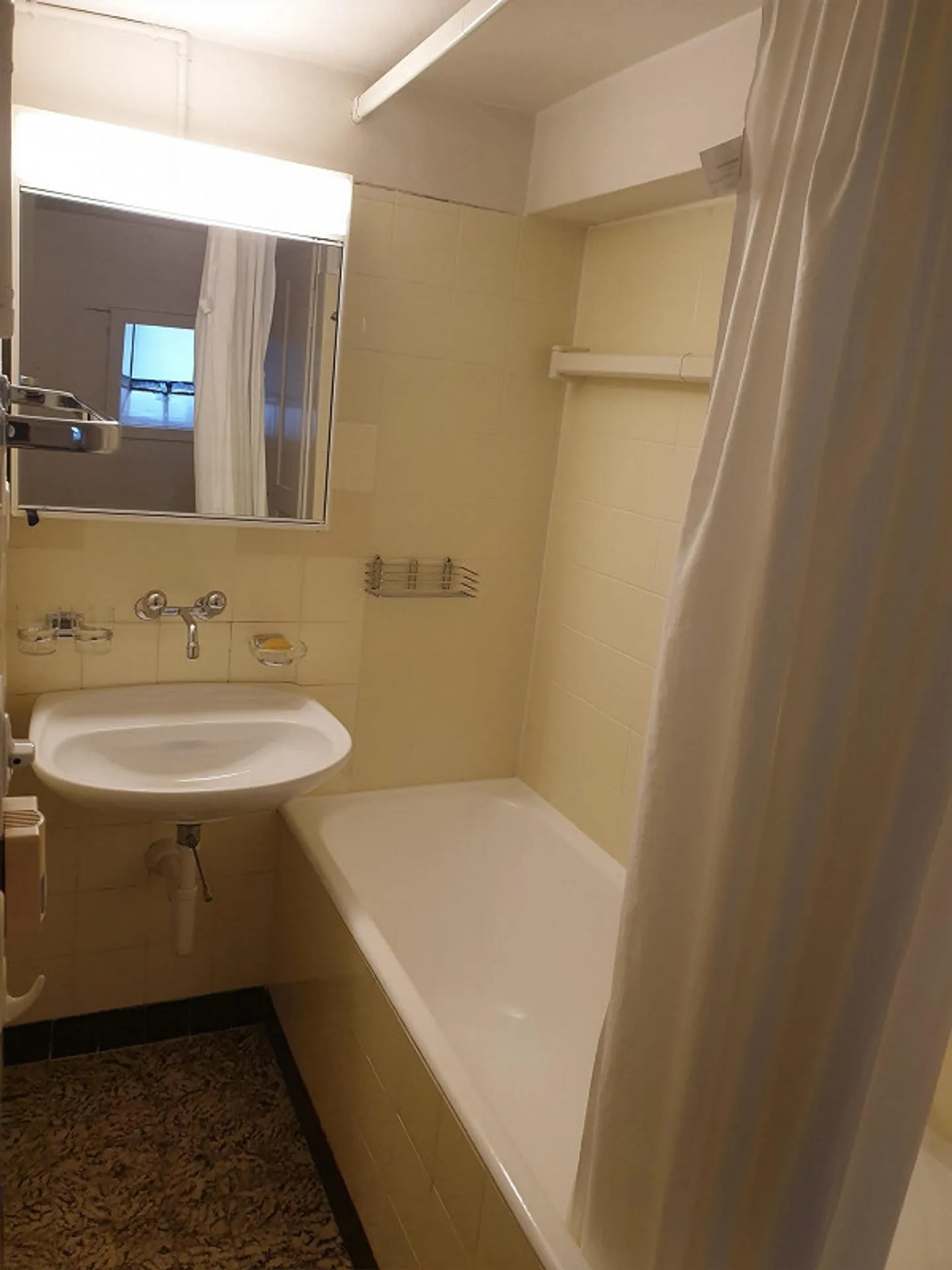 Bel appartement ancien spacieux de 2,5 pièces à Junkerngasse - Photo 10 sur 15