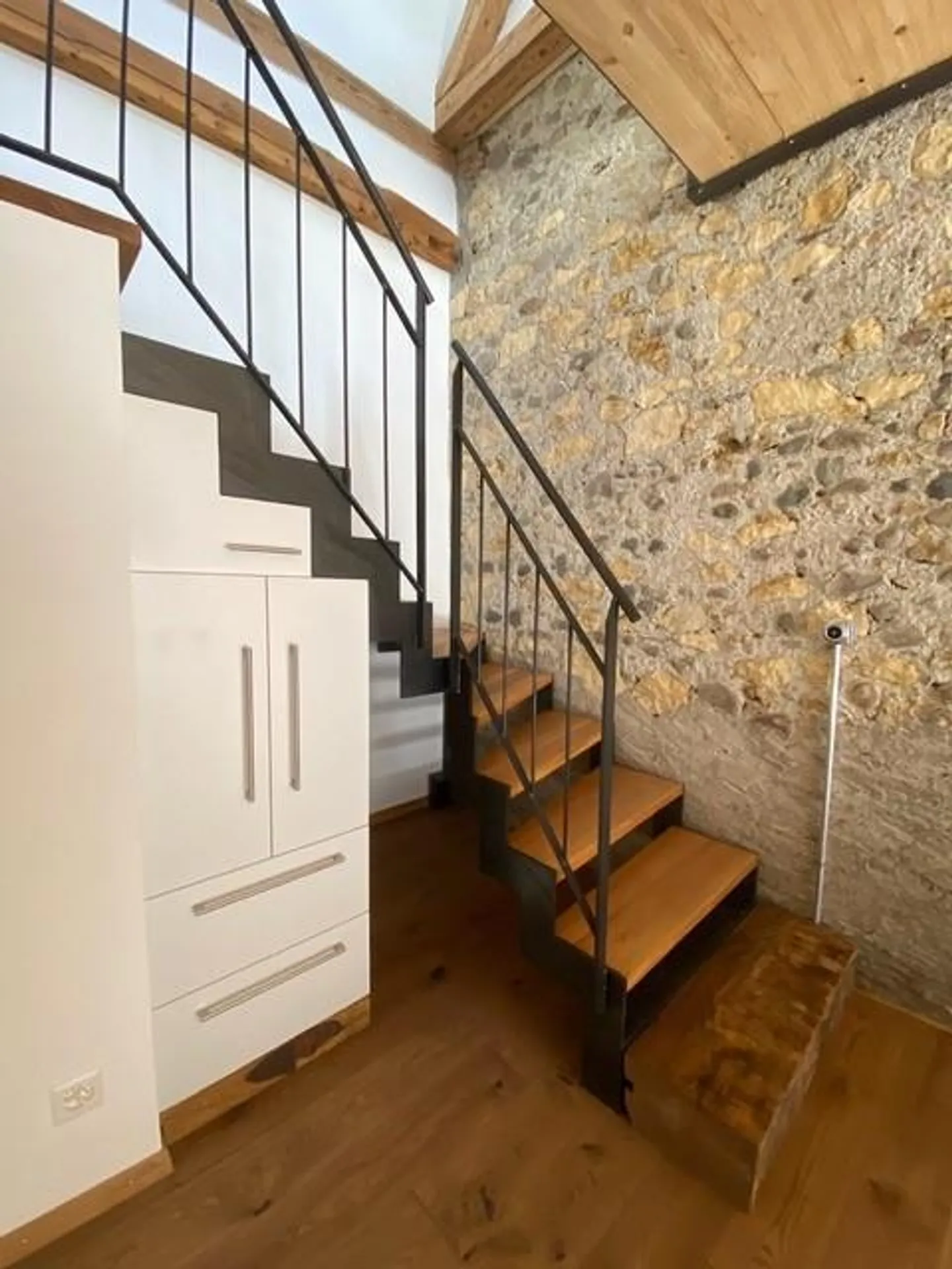 Unique Living with Loft Character – 4-Room Apartment in Galmiz - Photo 4 of 9