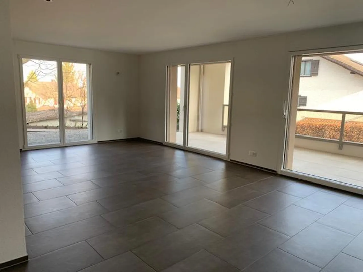 Appartement de jardin 4,5 pièces avec grande terrasse et espace extérieur - Photo 3 sur 13