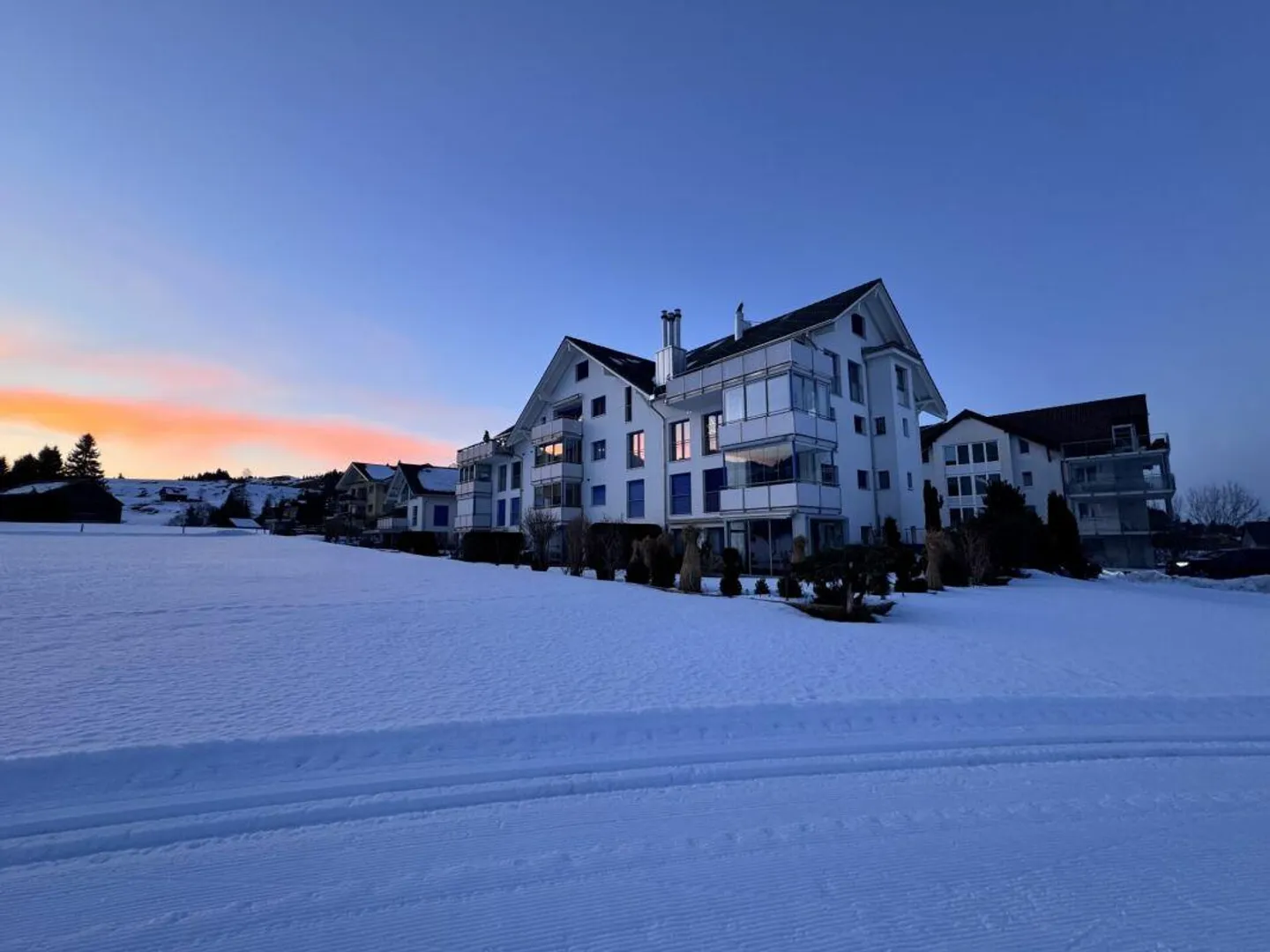 Living Above the Sea of Fog: Large 5.5 Room Apartment with Panoramic Views - Photo 2 of 18