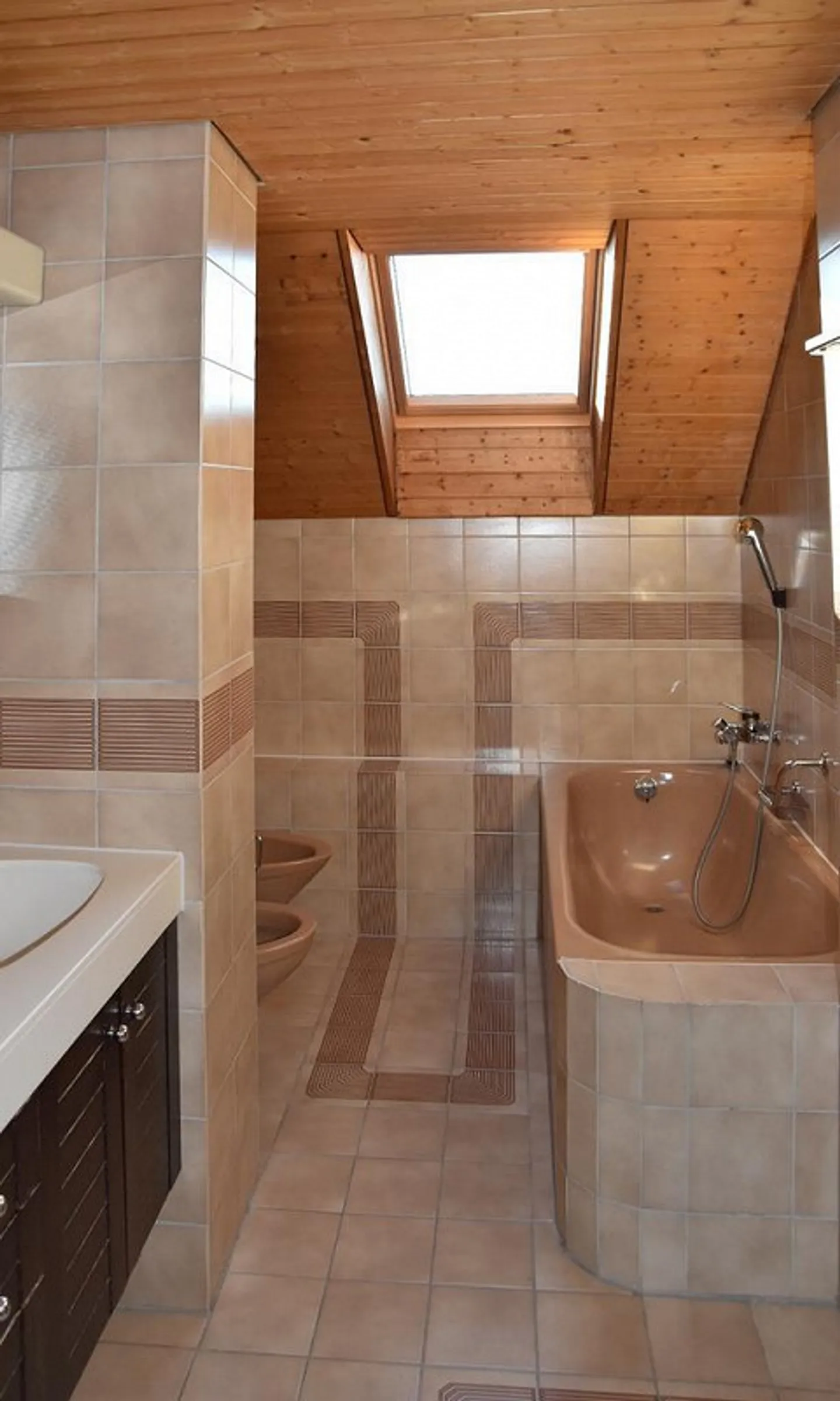 Charmante und grosse Dachwohnung - Foto 4 di 8