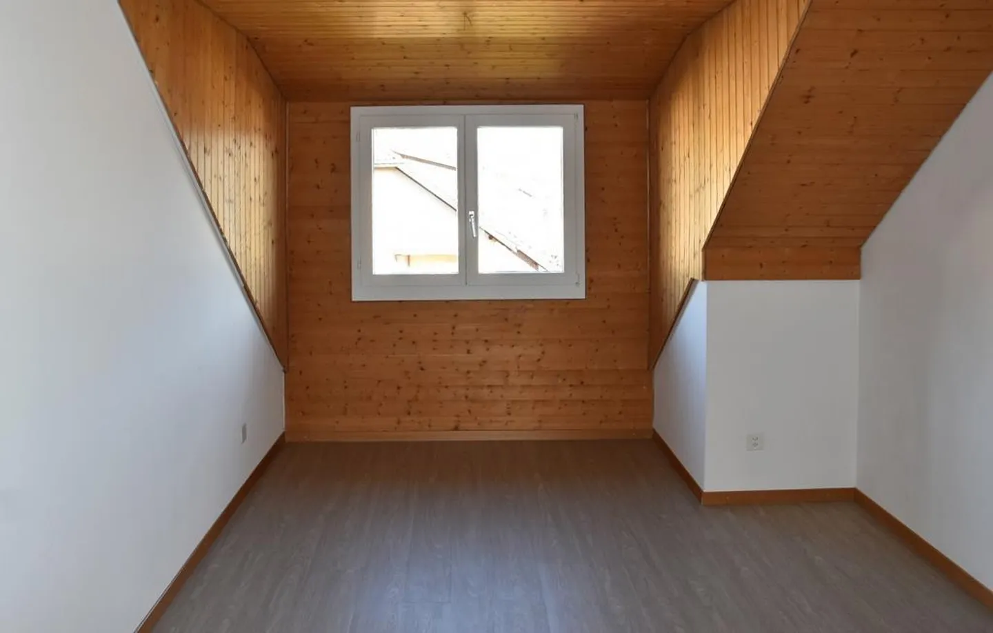 Charmante und grosse Dachwohnung - Foto 7 di 8