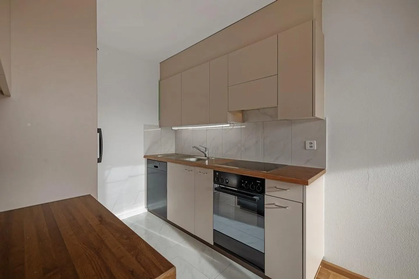 Spacious Family-Friendly Apartment - Photo 2 of 12