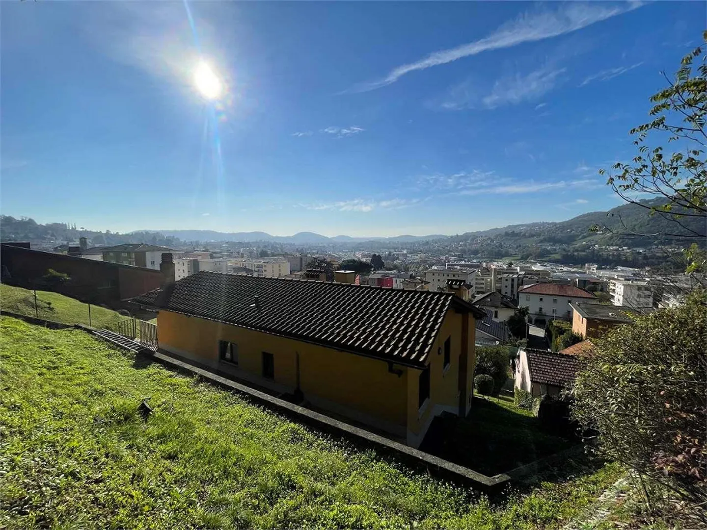 Villa esclusiva - 8 stanze, vista panoramica e grande giardino - Foto 5 di 11