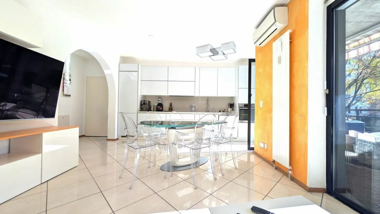 Light, Comfort and Ideal Location! - Photo 3 of 15