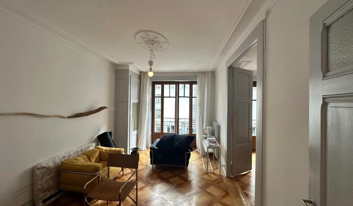 Bellissimo appartamento di 4 stanze in stile antico e tranquillo a Eaux-Vives - Foto 2 di 4