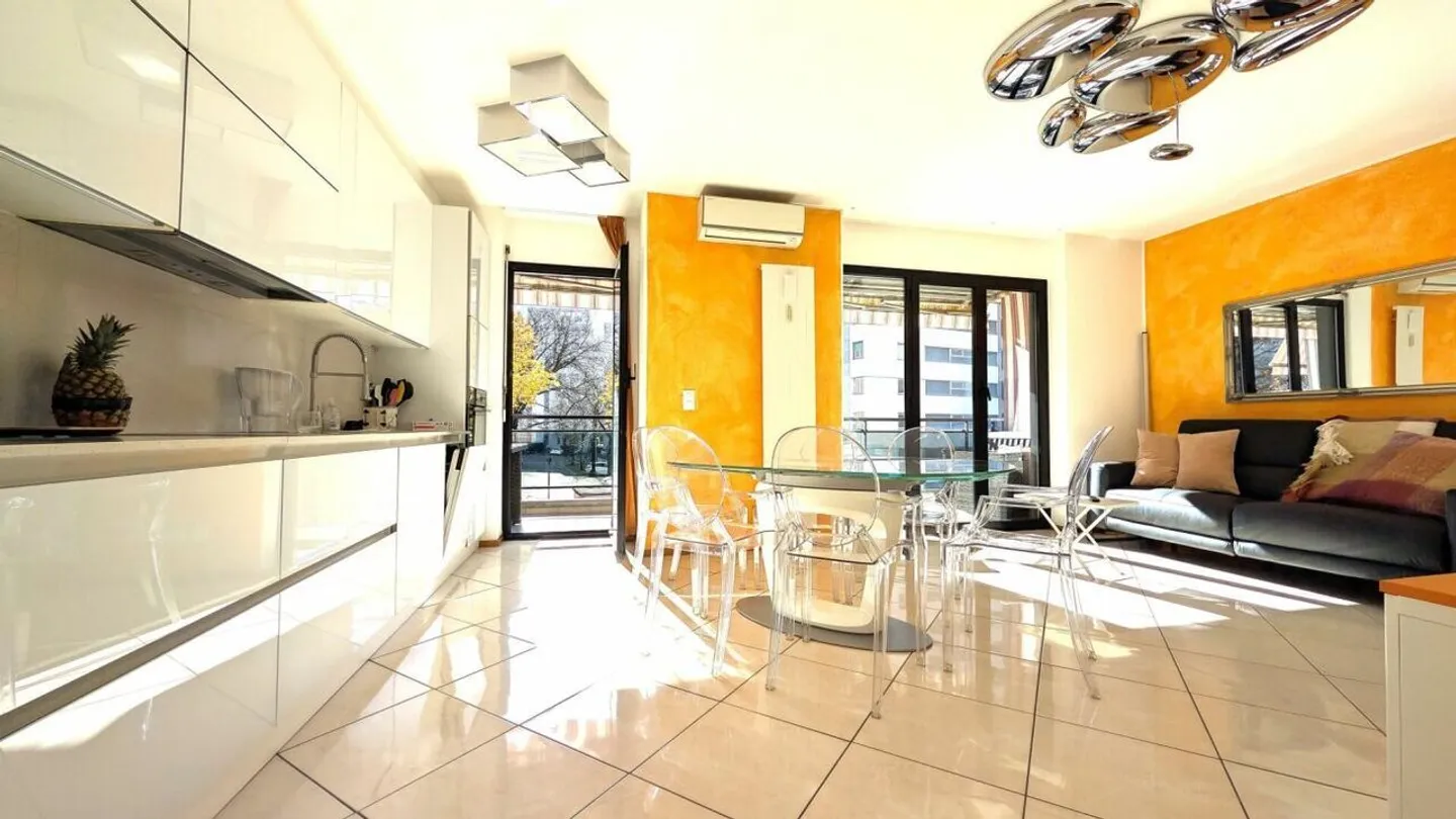 Light, Comfort and Ideal Location! - Photo 4 of 15