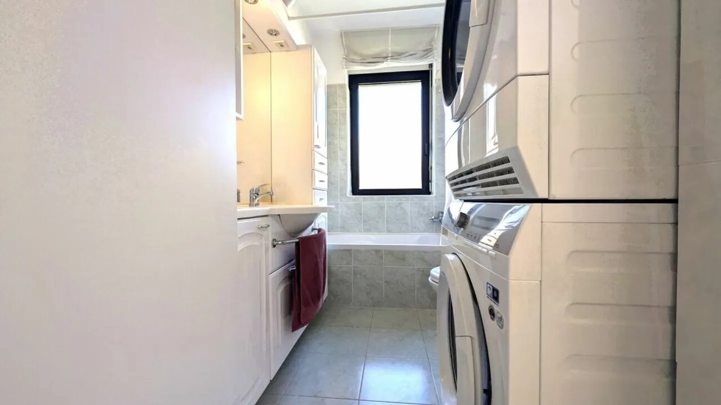 Light, Comfort and Ideal Location! - Photo 9 of 15