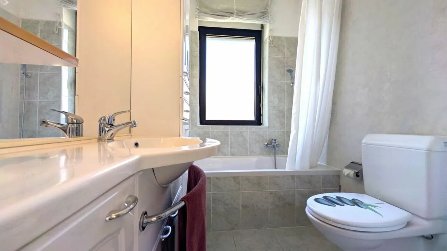 Light, Comfort and Ideal Location! - Photo 8 of 15