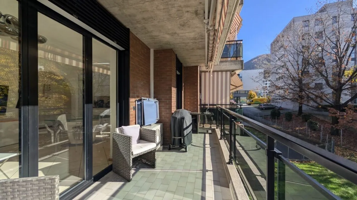 Light, Comfort and Ideal Location! - Photo 11 of 15