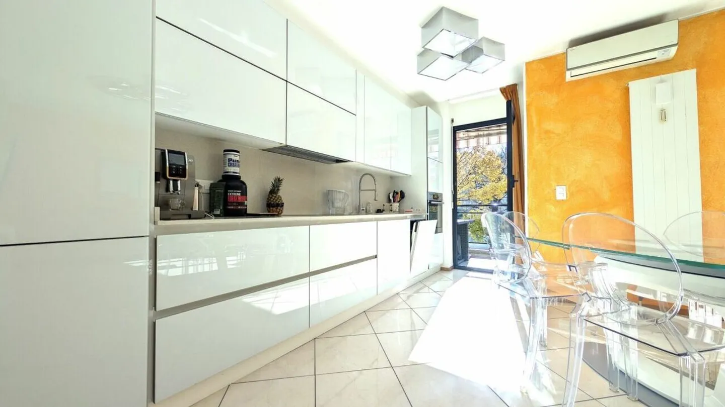 Light, Comfort and Ideal Location! - Photo 5 of 15