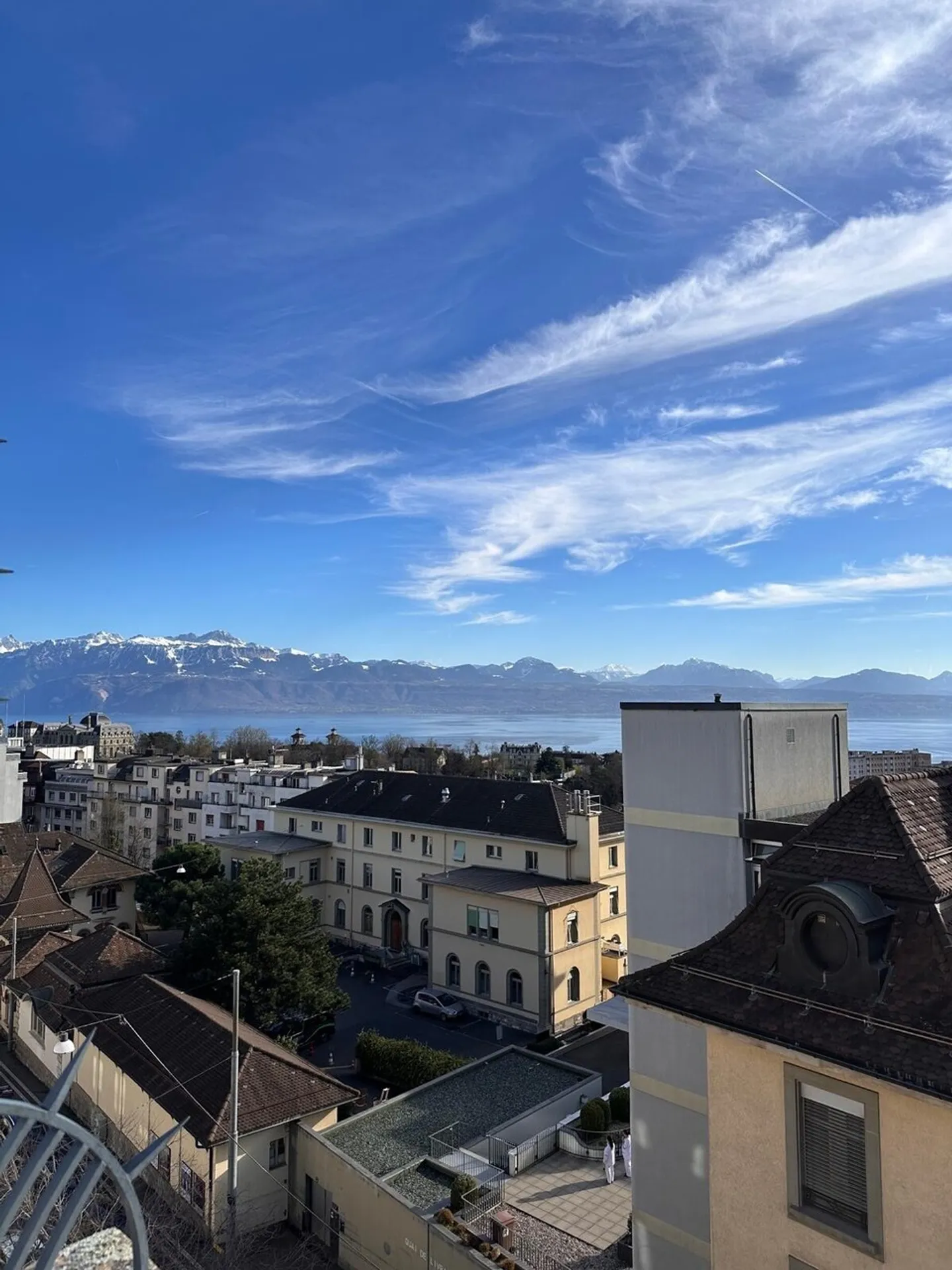 Beautiful furnished apartment with 2.5 rooms and a view of the lake and the Alps - Photo 6 of 6