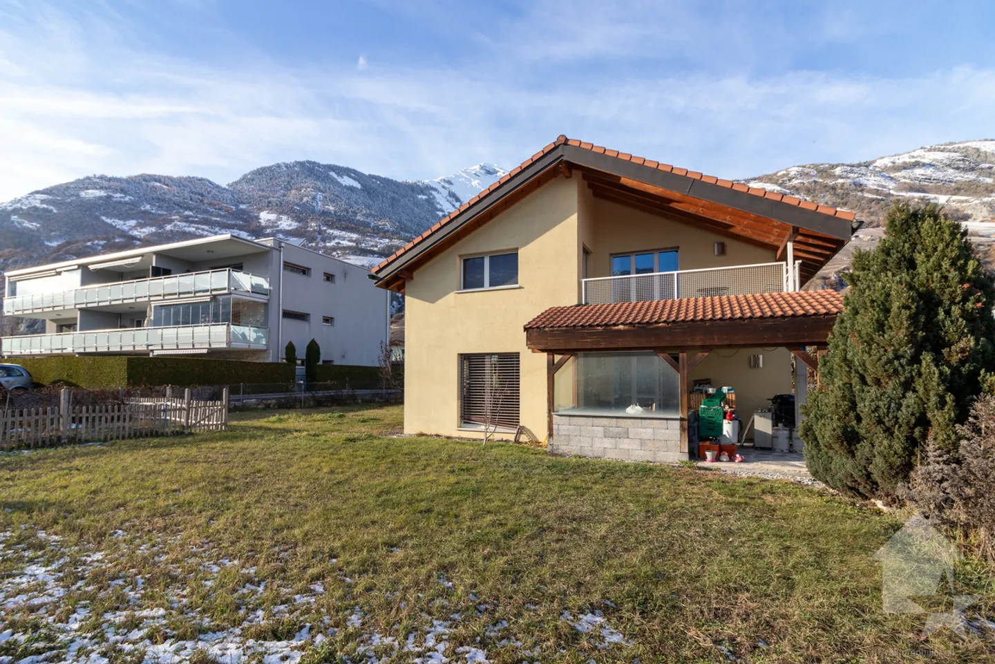 Schöne Villa mit einer Wohnfläche von 198 m2 auf einem Grundstück von 1000m2 - Foto 16 von 20