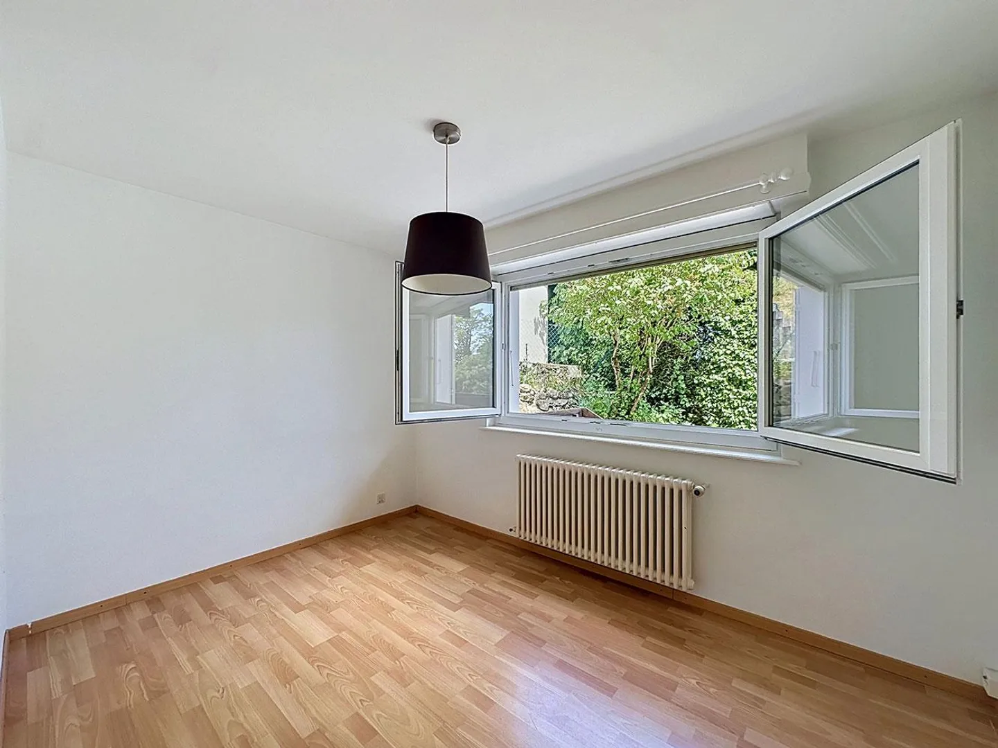 Appartement spacieux avec jardin - Photo 5 sur 13