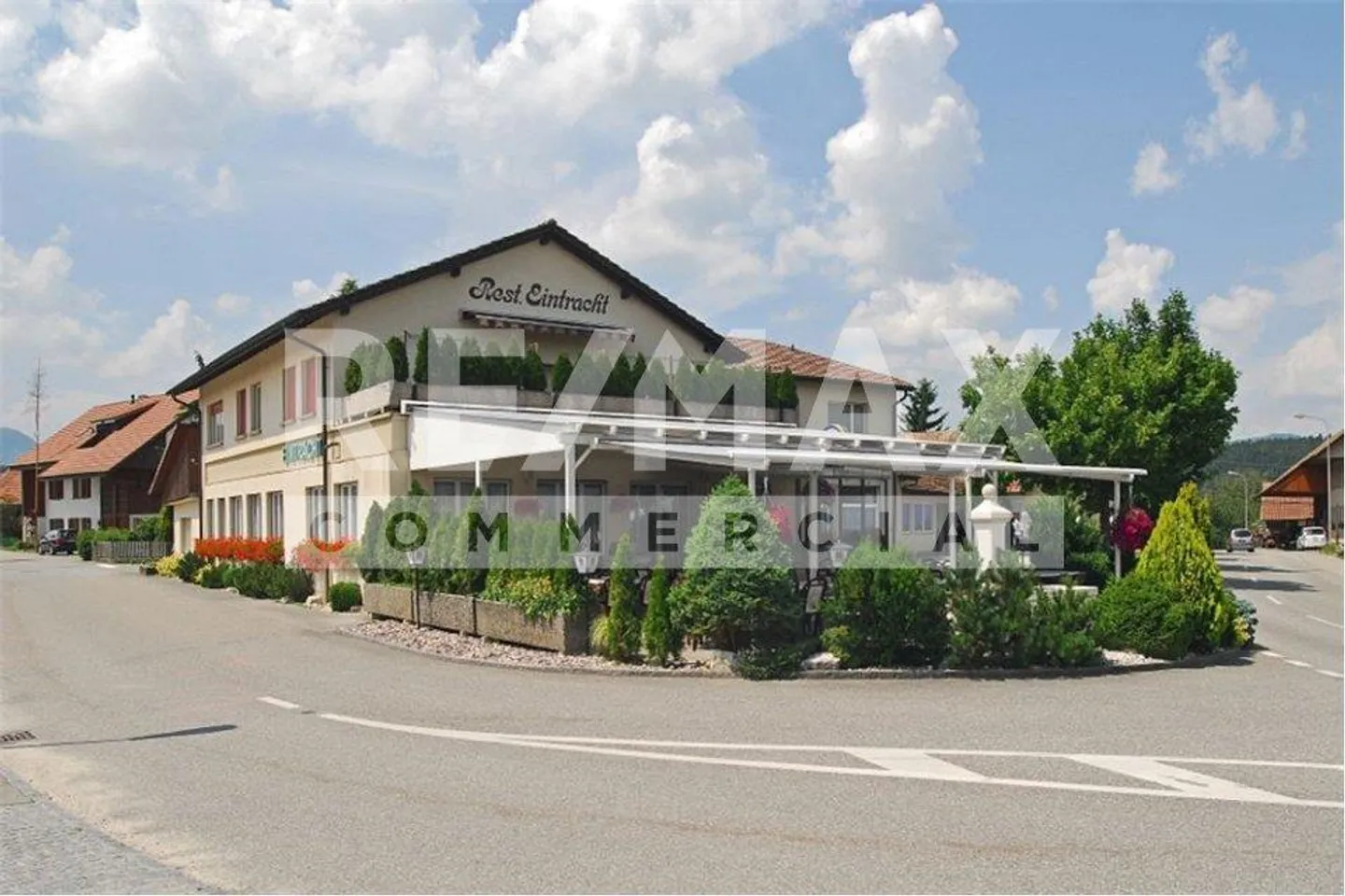 Ristorante di villaggio attraente con bella terrazza giardino, 2 piste da bowling, impianto fotovoltaico + 3 appartamenti - Foto 1 di 10