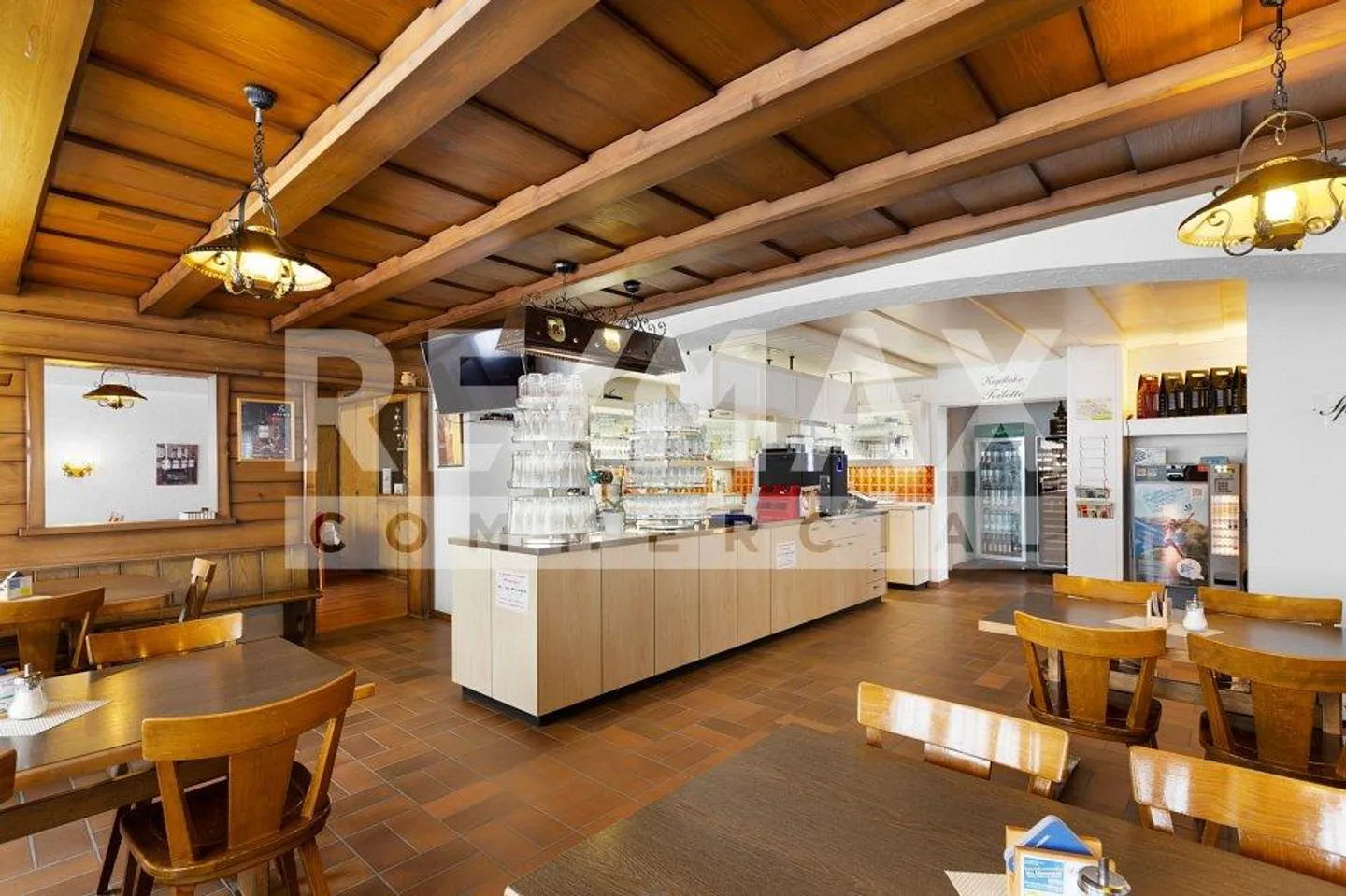 Ristorante di villaggio attraente con bella terrazza giardino, 2 piste da bowling, impianto fotovoltaico + 3 appartamenti - Foto 2 di 10