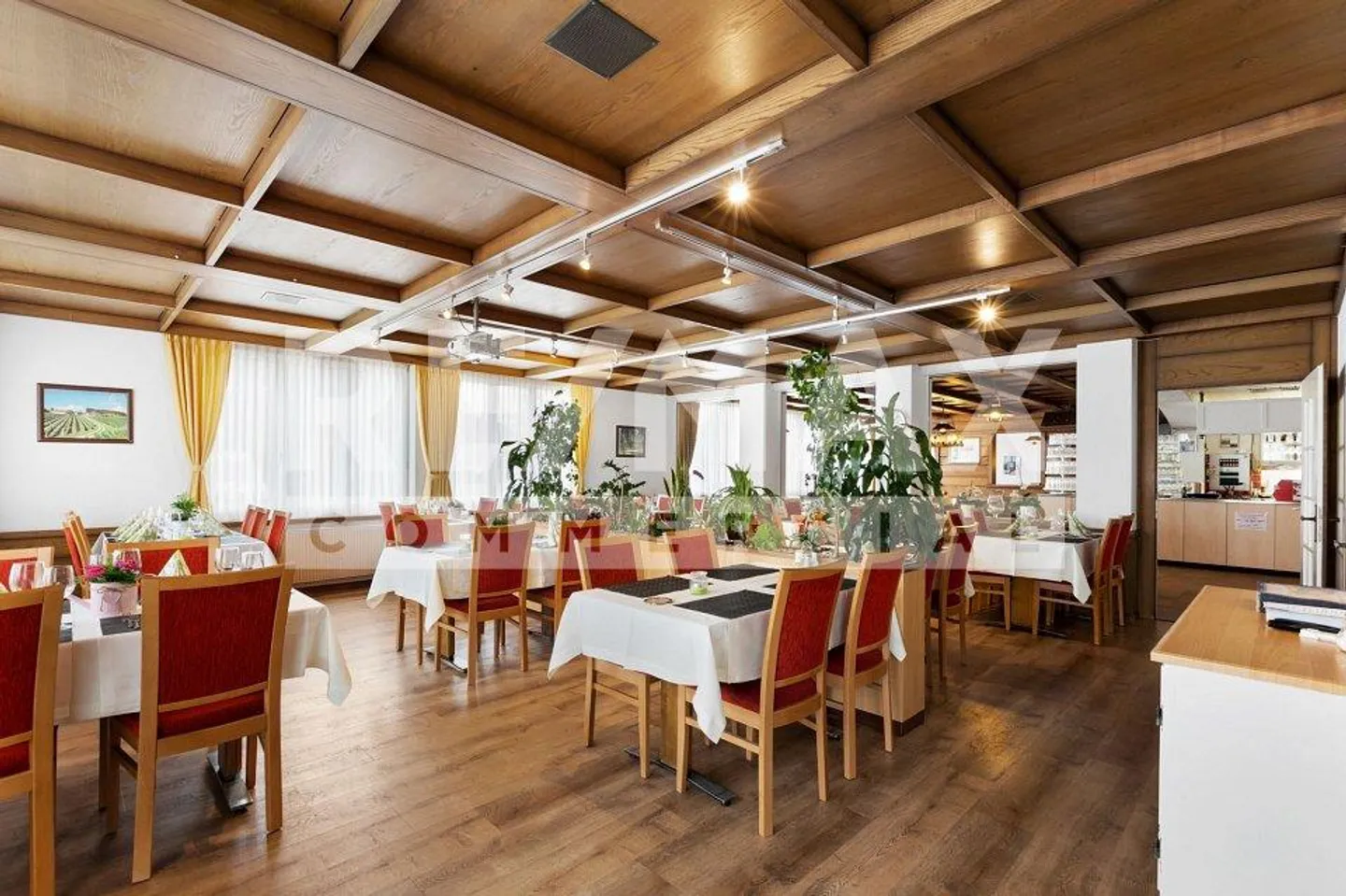 Ristorante di villaggio attraente con bella terrazza giardino, 2 piste da bowling, impianto fotovoltaico + 3 appartamenti - Foto 3 di 10