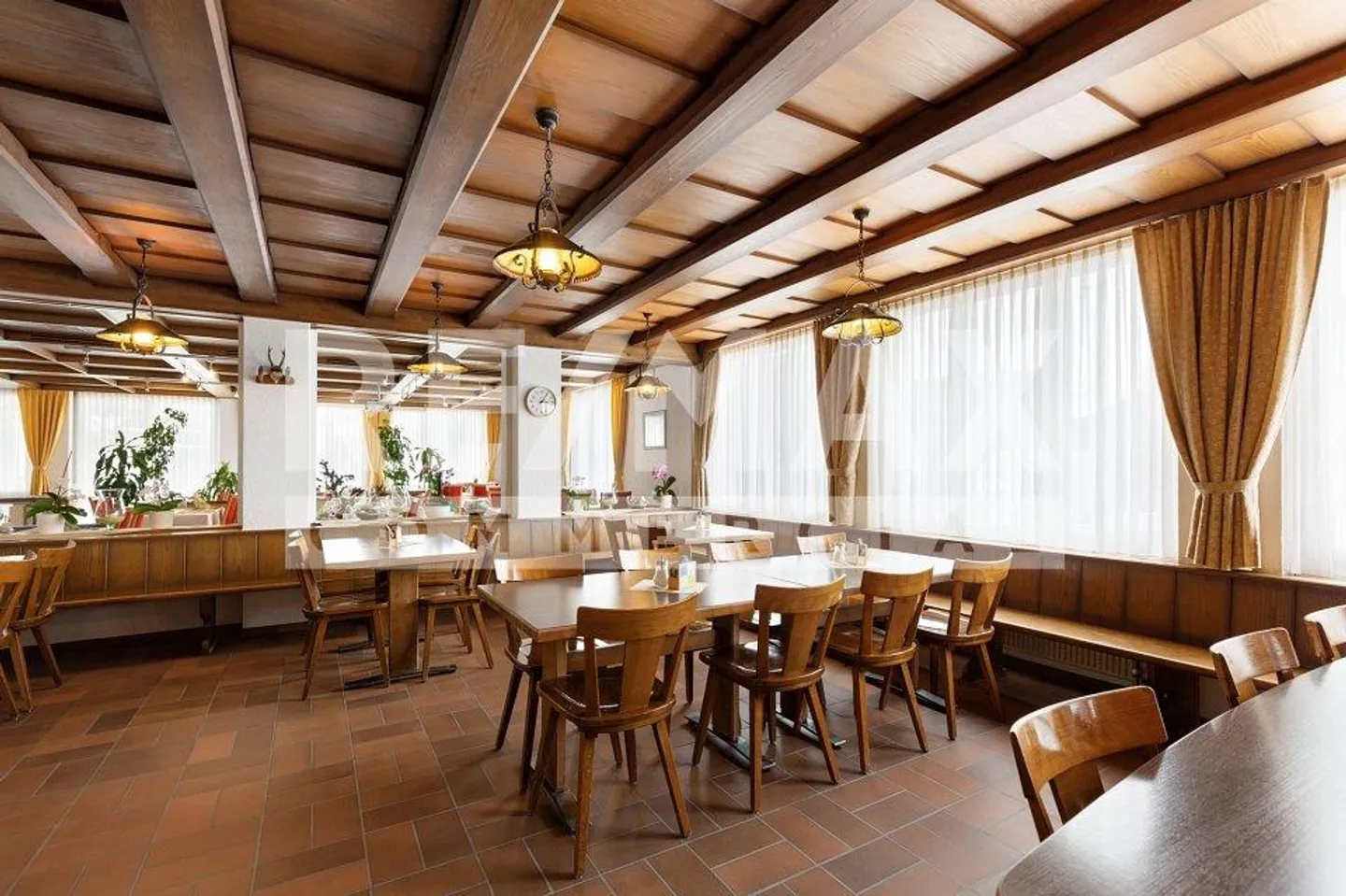 Ristorante di villaggio attraente con bella terrazza giardino, 2 piste da bowling, impianto fotovoltaico + 3 appartamenti - Foto 4 di 10