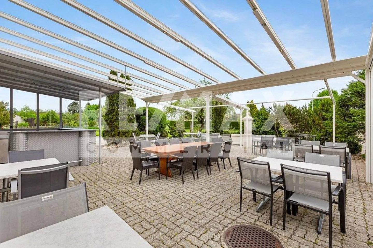 Ristorante di villaggio attraente con bella terrazza giardino, 2 piste da bowling, impianto fotovoltaico + 3 appartamenti - Foto 5 di 10