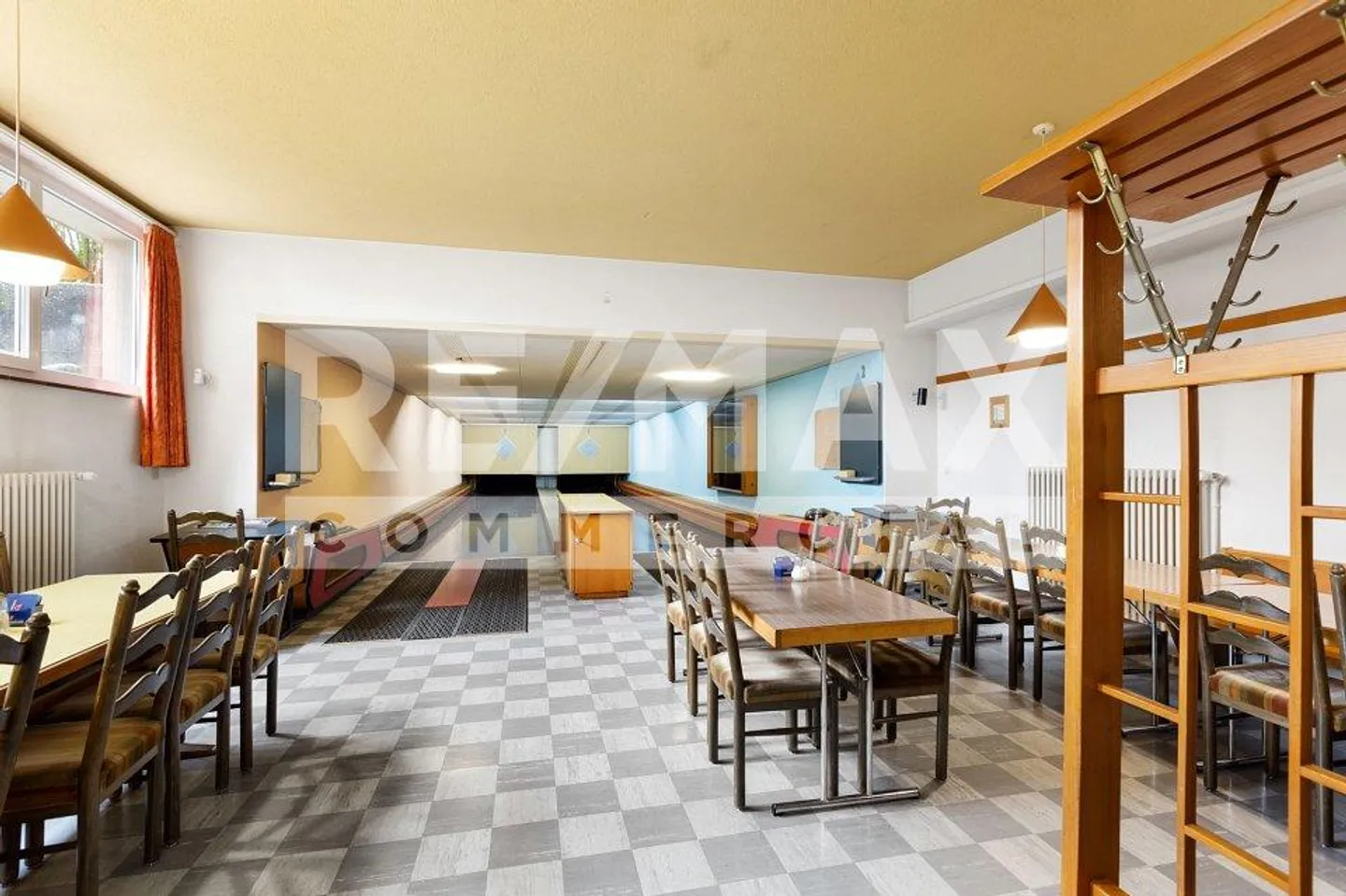 Ristorante di villaggio attraente con bella terrazza giardino, 2 piste da bowling, impianto fotovoltaico + 3 appartamenti - Foto 6 di 10