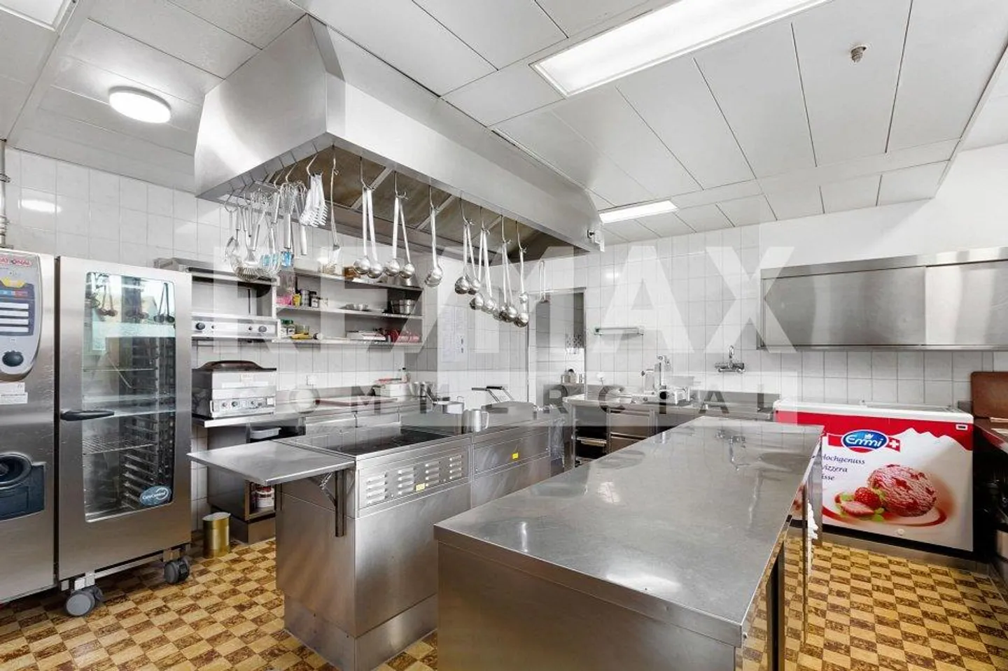 Ristorante di villaggio attraente con bella terrazza giardino, 2 piste da bowling, impianto fotovoltaico + 3 appartamenti - Foto 7 di 10