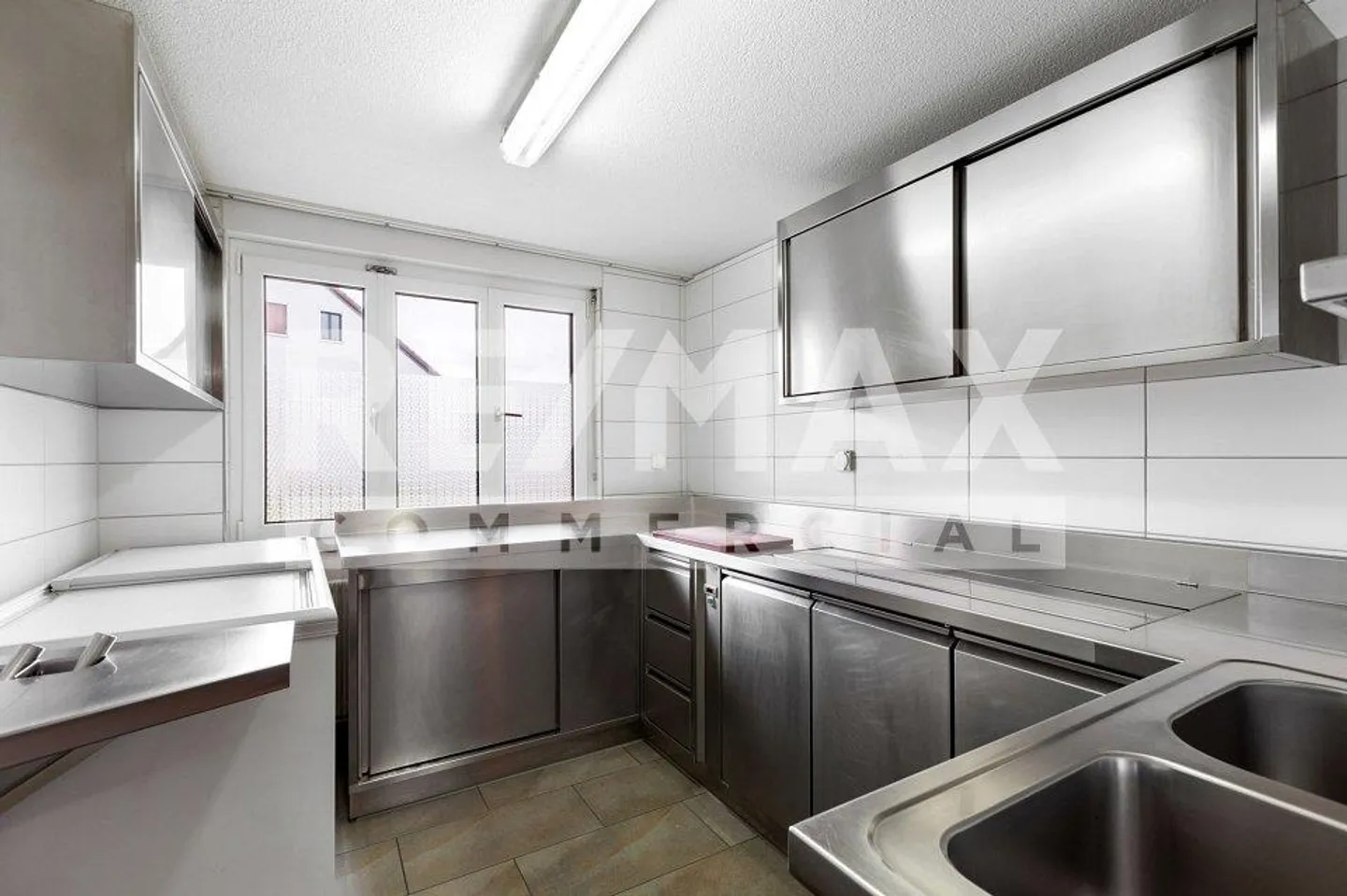 Ristorante di villaggio attraente con bella terrazza giardino, 2 piste da bowling, impianto fotovoltaico + 3 appartamenti - Foto 8 di 10