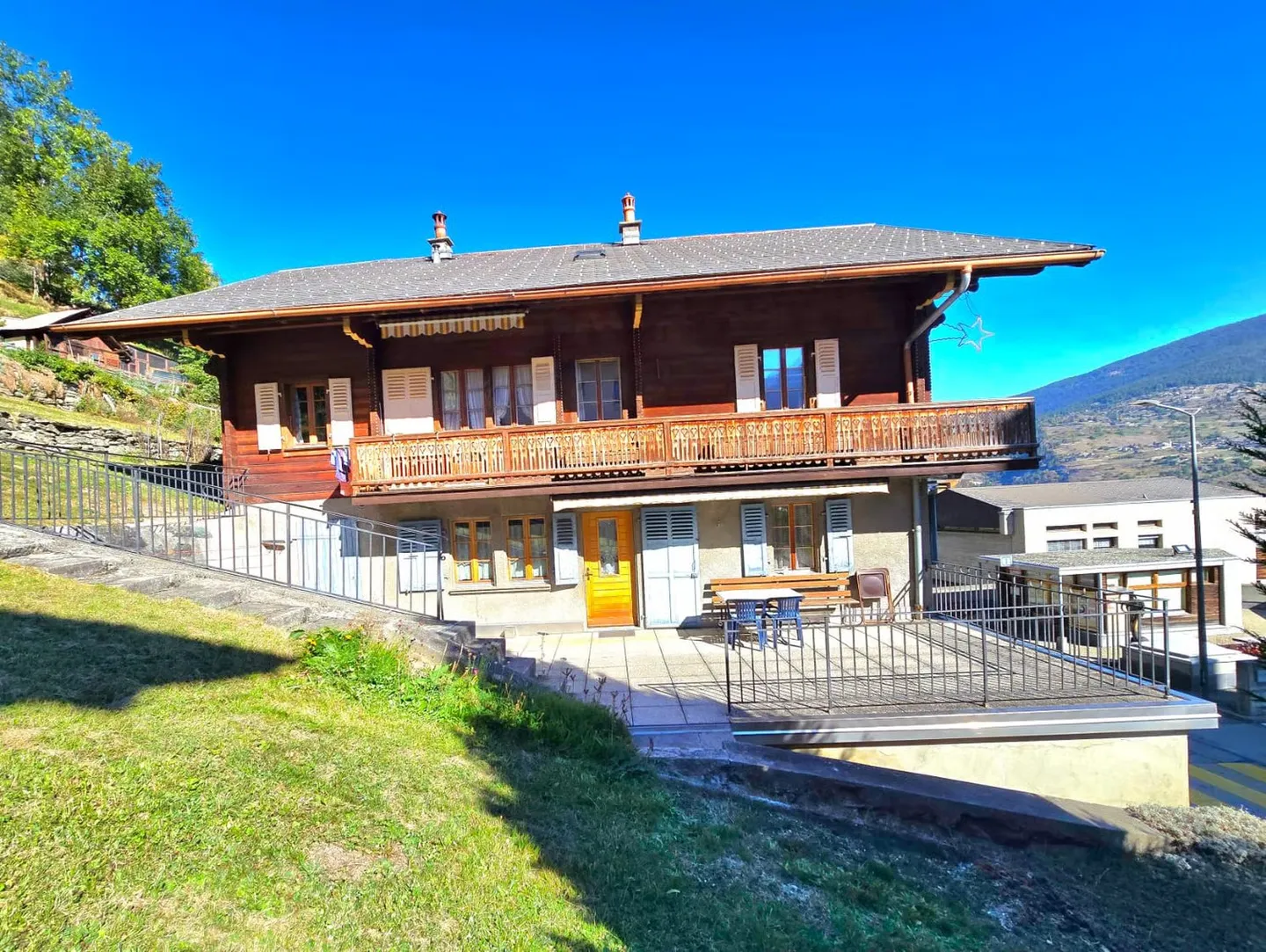 Großes Familienhaus mit 2 Wohnungen, Gewerbefläche, Scheune und Außenbereich in Hérémence - Foto 2 von 39