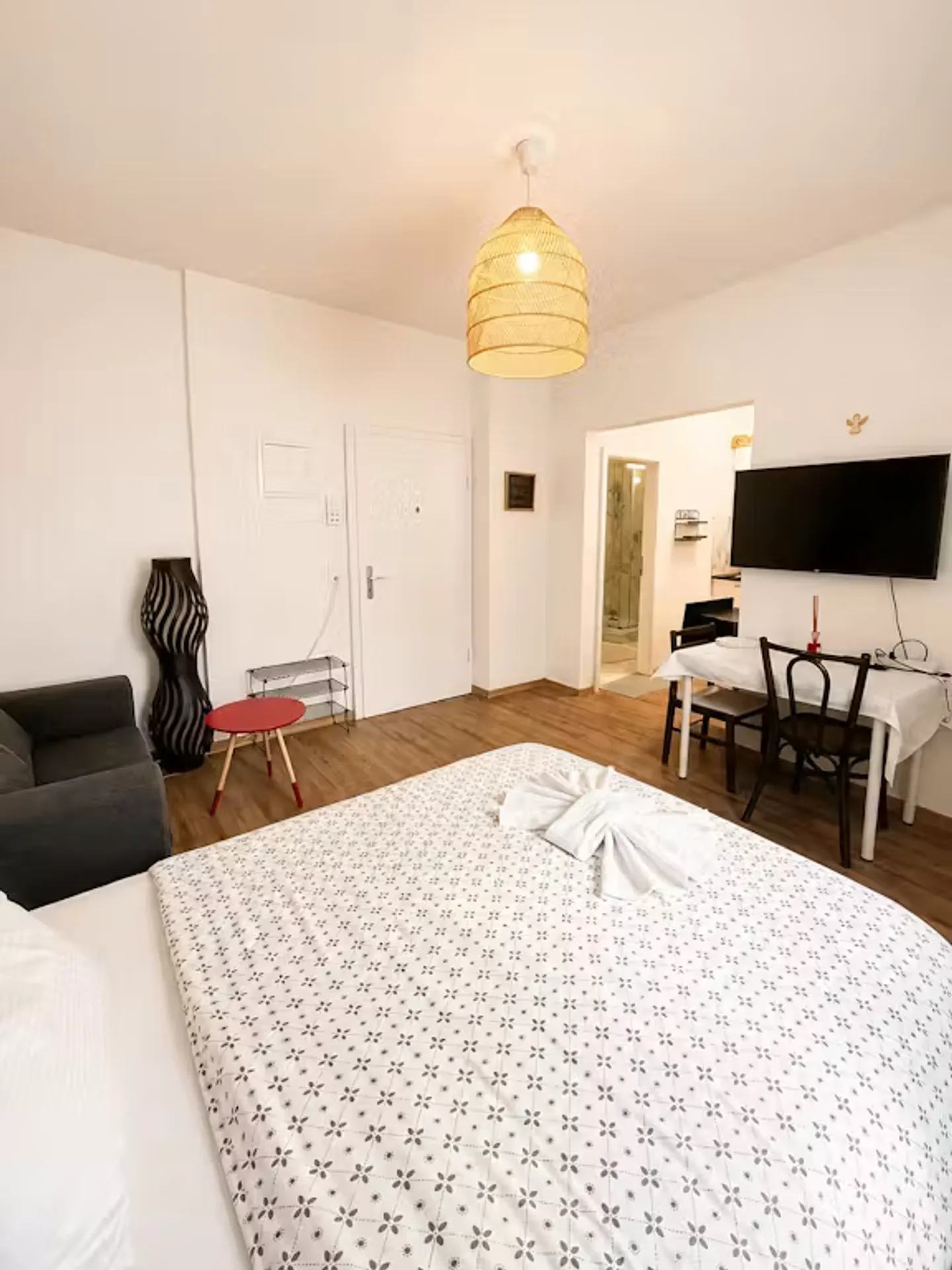 Charming Apartment in Zürich - Photo 4 of 10