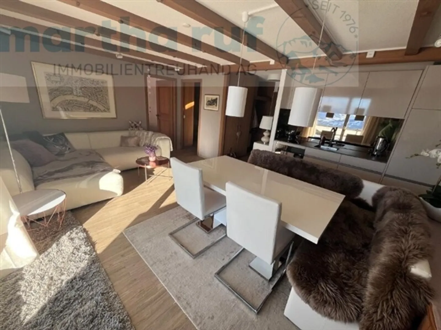 Appartement 3 pièces ensoleillé avec terrasse et vue sur le lac de Thoune - Photo 4 sur 11