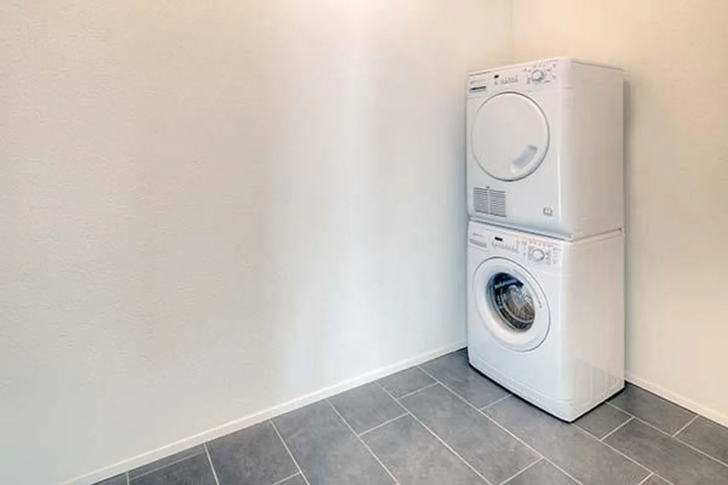 Modern Apartment in Central Location - Photo 8 of 9