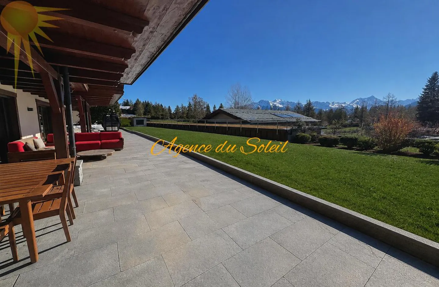Luxurious 5.5-room apartment in the heart of the resort and directly bordering the golf course! - Photo 2 of 11