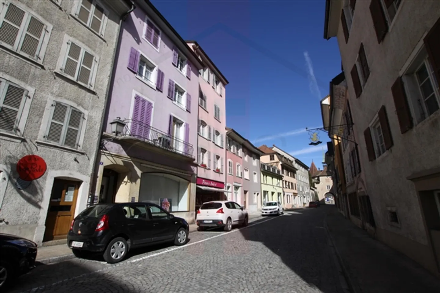 Bâtiment dans le centre-ville de Porrentruy. - Photo 1 sur 9