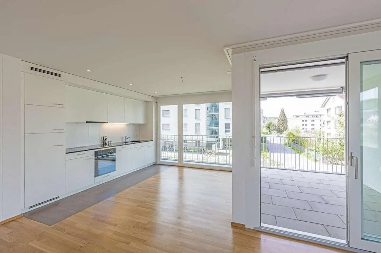Spacious, modern apartment with plenty of sunlight - Photo 2 of 5