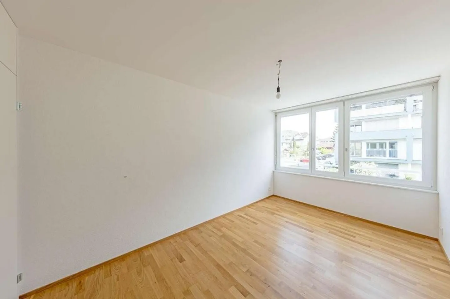 Spacious, modern apartment with plenty of sunlight - Photo 3 of 5
