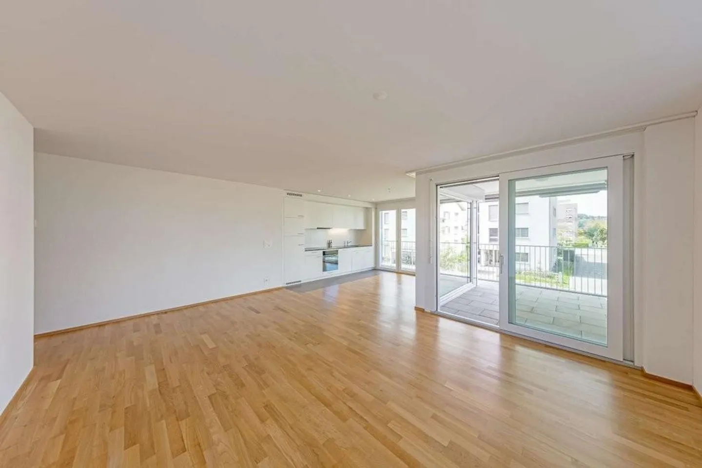 Spacious, modern apartment with plenty of sunlight - Photo 4 of 5