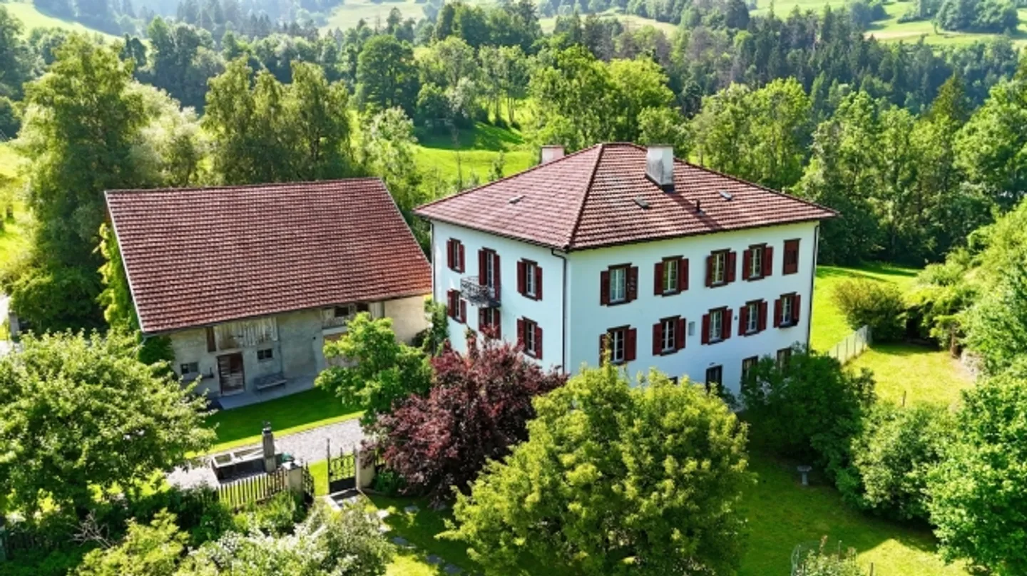 Charming estate with 21 hectares of land, farmhouse and stables - Photo 4 of 20