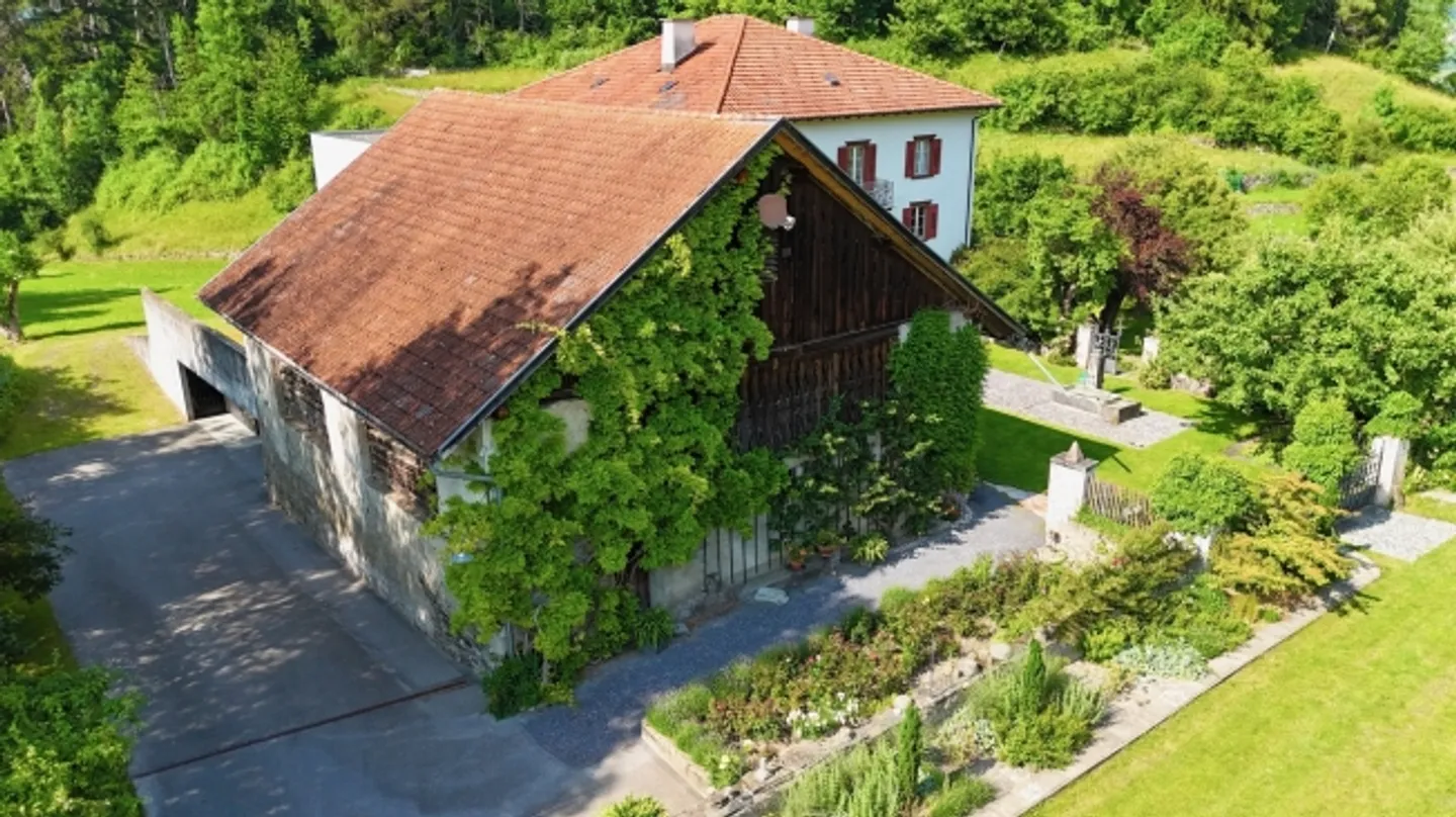 Charming estate with 21 hectares of land, farmhouse and stables - Photo 6 of 20