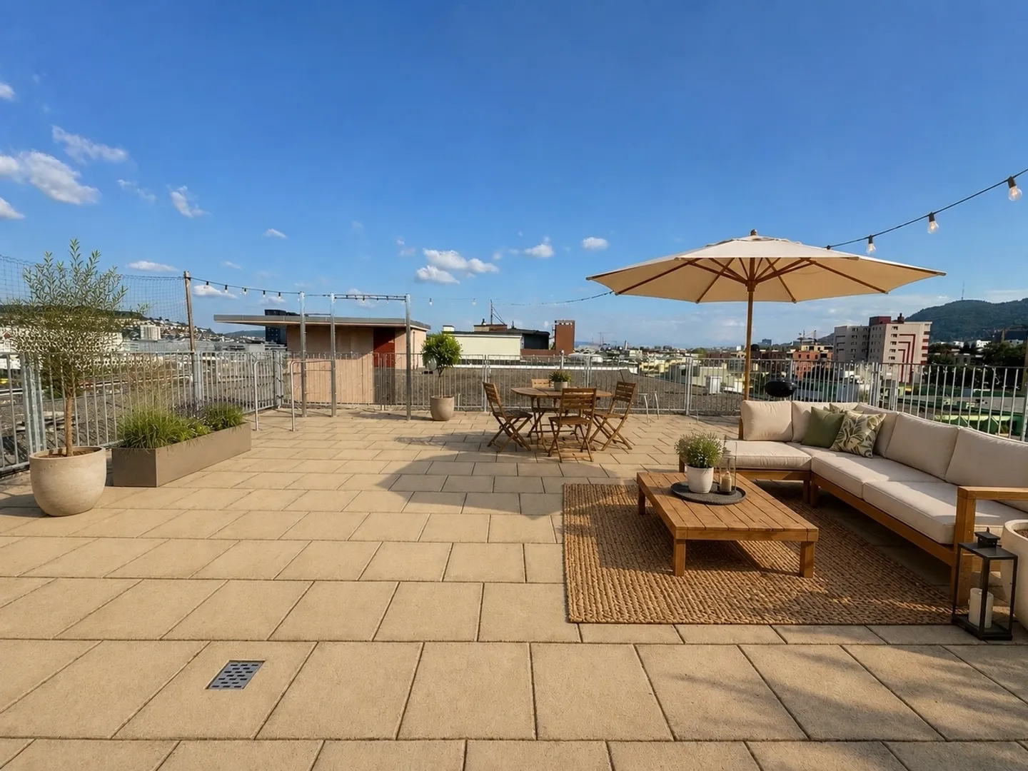 Modern 4.5-room apartment with large terrace centrally located in Zurich - Photo 1 of 13