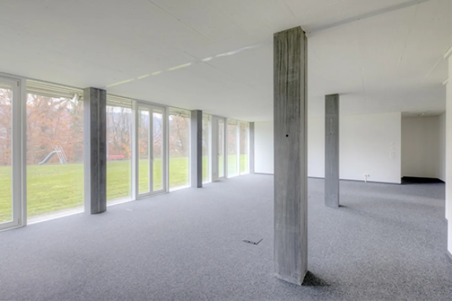 Mixed-use building for rent - Photo 2 of 4