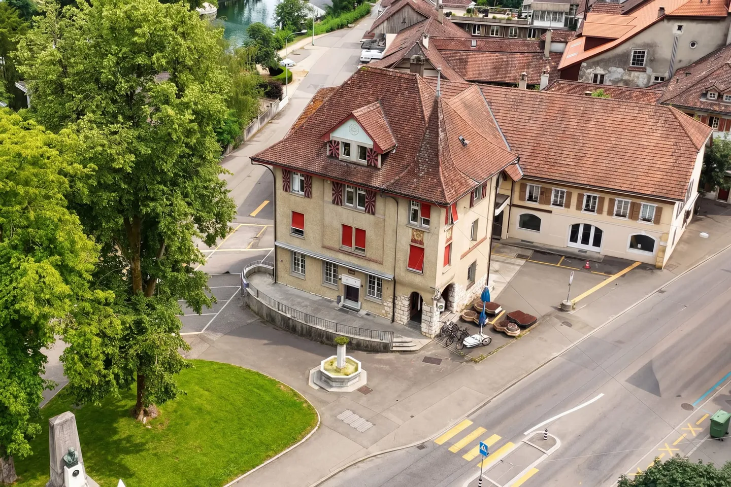 Immeuble multifamilial avec 3 unités et un restaurant au centre de Nidau - Photo 3 sur 4
