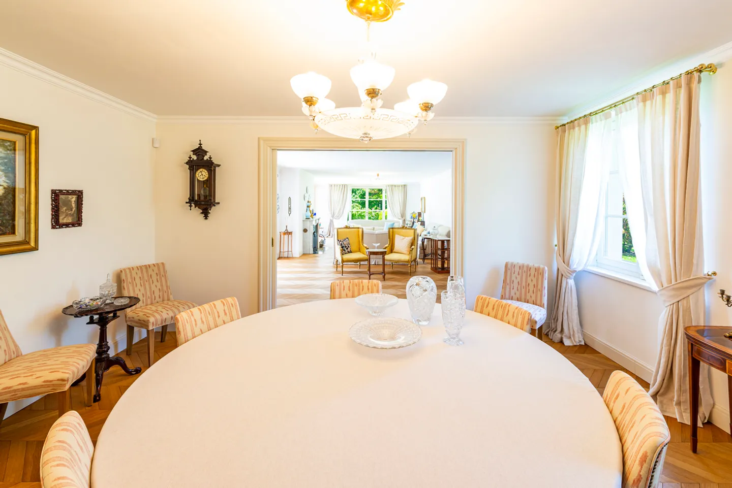 Elegante Villa mit Pool, umgeben von Grün - Foto 7 von 21