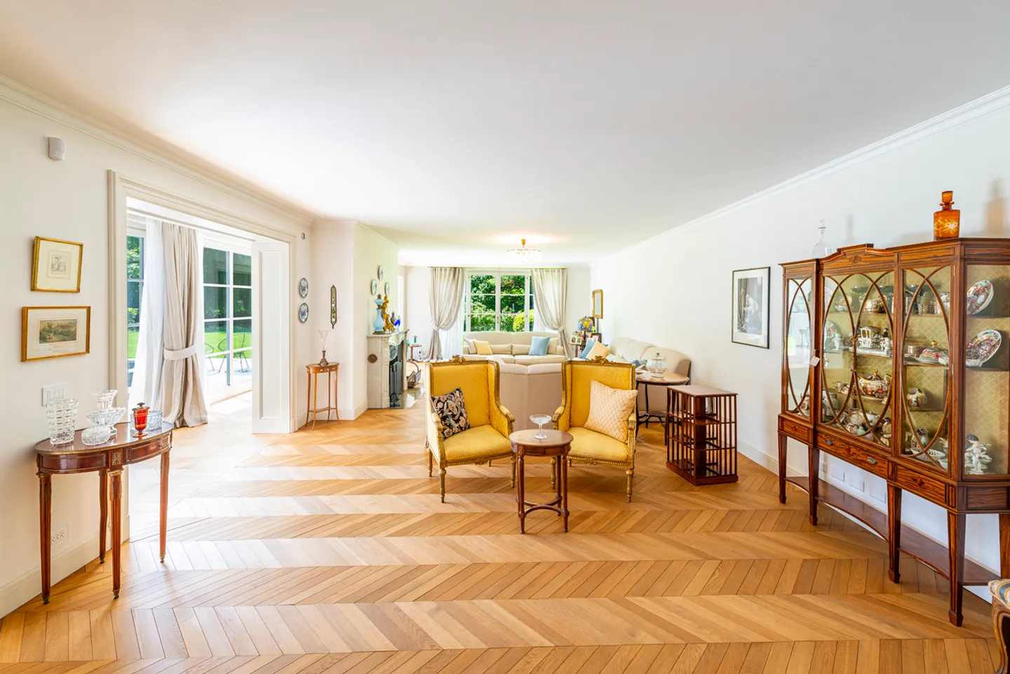 Elegante Villa mit Pool, umgeben von Grün - Foto 8 von 21