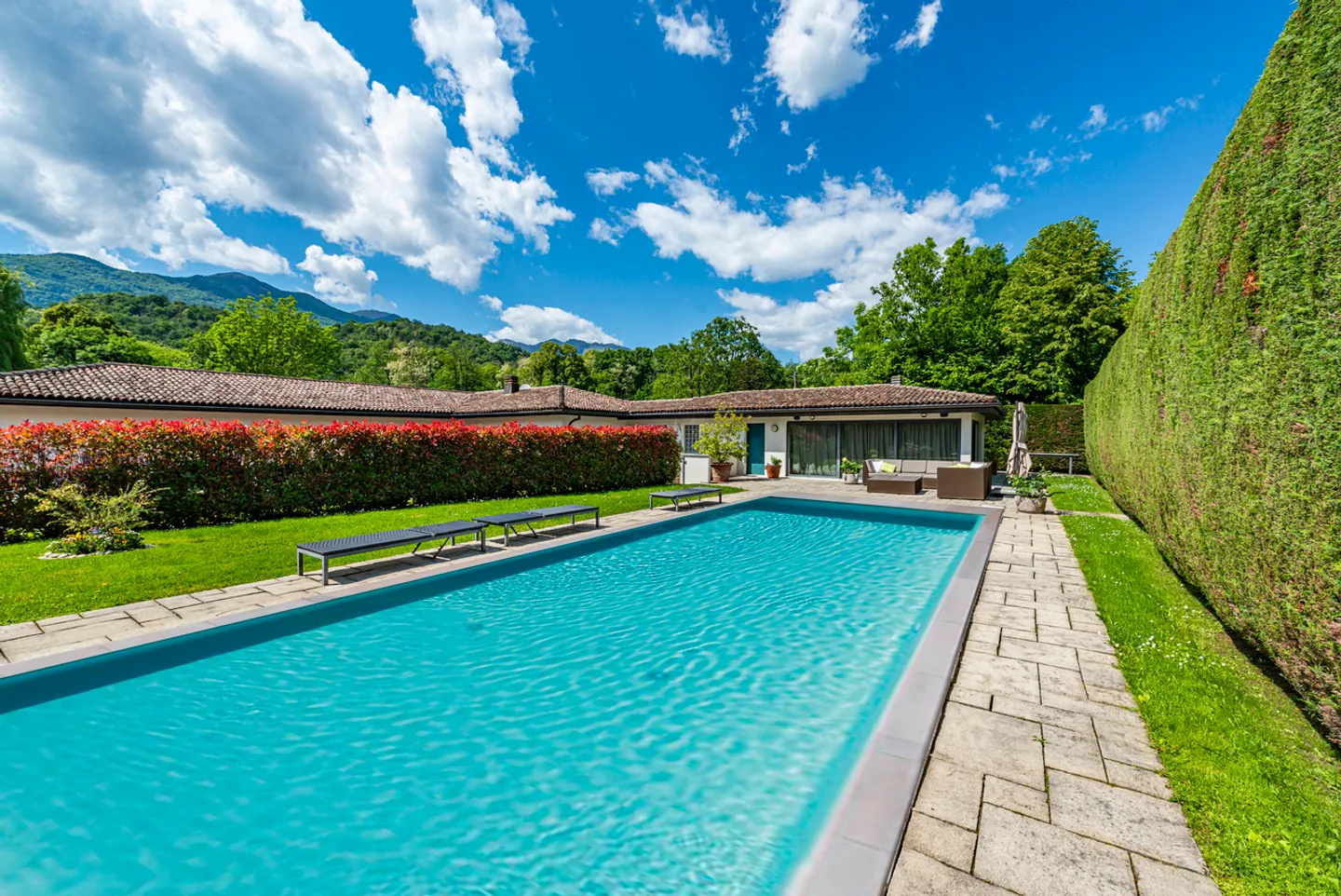 Elegante Villa mit Pool, umgeben von Grün - Foto 1 von 21