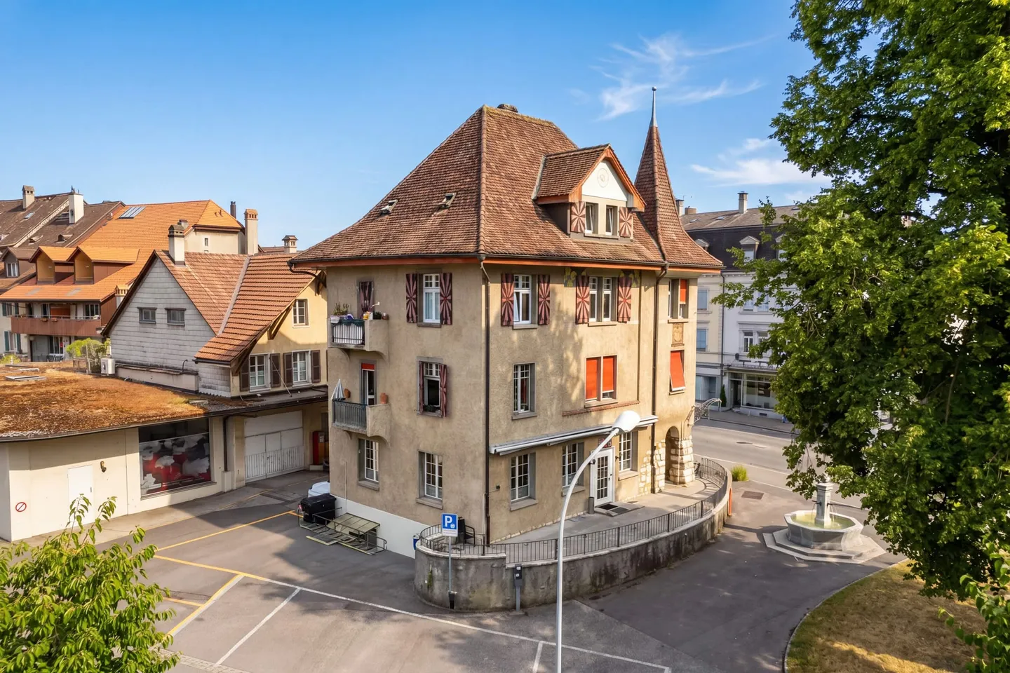 Immeuble multifamilial avec 3 unités et un restaurant au centre de Nidau - Photo 1 sur 4