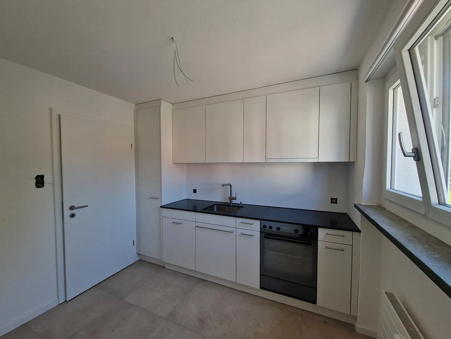 Appartement 3 pièces fraîchement rénové avec balcon - Photo 2 sur 9